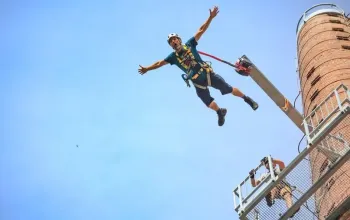 Adrenalinový seskok z komína Adrenalinový seskok z komína – dárek a zážitek