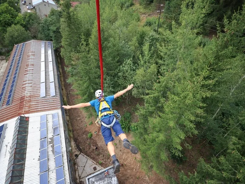 Adrenalinový seskok z komína
