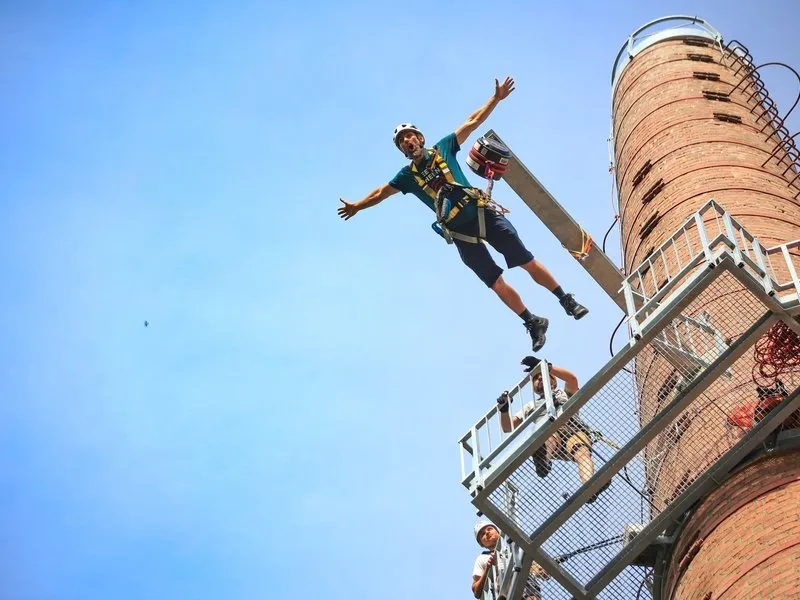Adrenalinový seskok z komína
