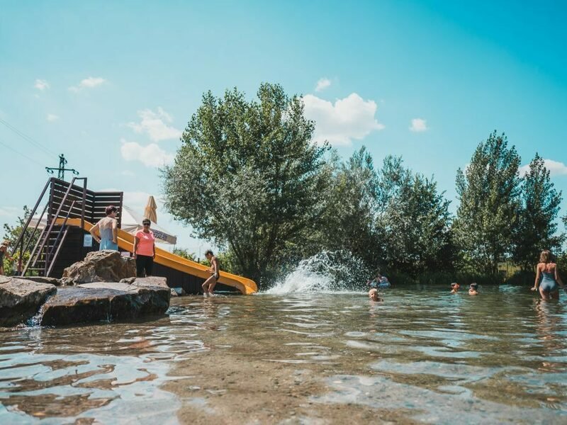 Glampingový pobyt na Slovácku: Posed u trati