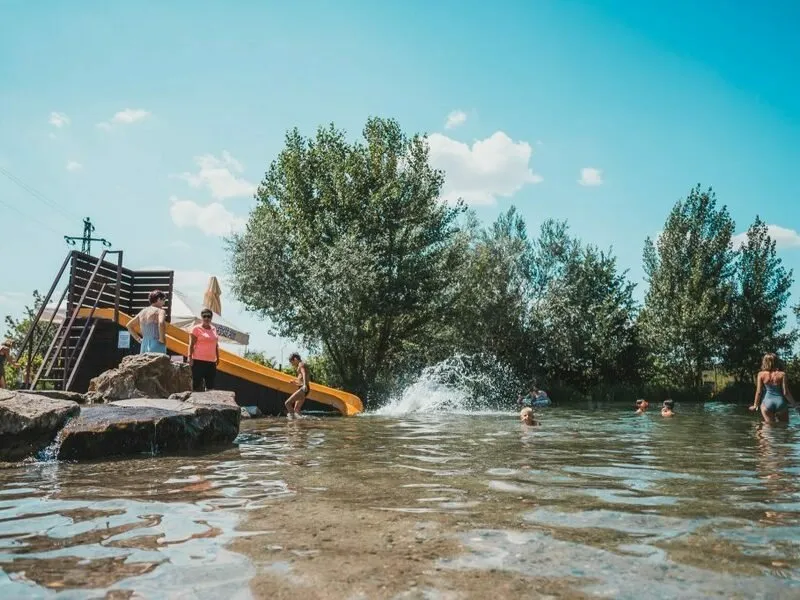 Glampingový pobyt na Slovácku: Posed u trati