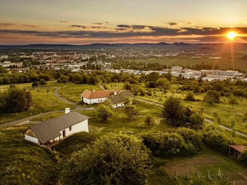 Glampingový pobyt na Slovácku: Posed u trati