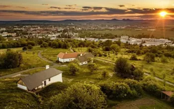Glampingový pobyt na Slovácku: Posed u trati