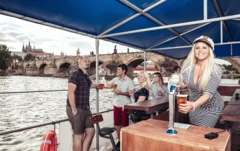 Beerboat: Pivní projížďka šlapadlem na Vltavě