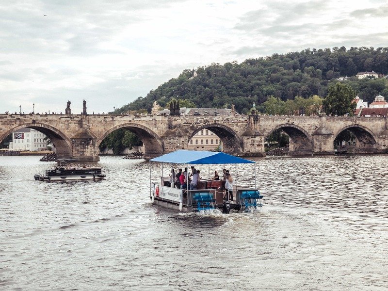 Beerboat: Pivní projížďka šlapadlem na Vltavě