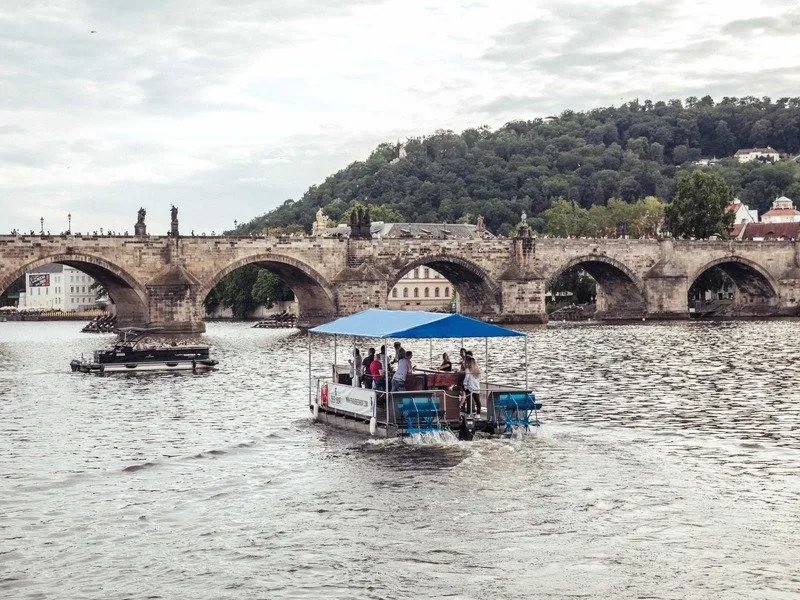 Beerboat: Pivní projížďka šlapadlem na Vltavě