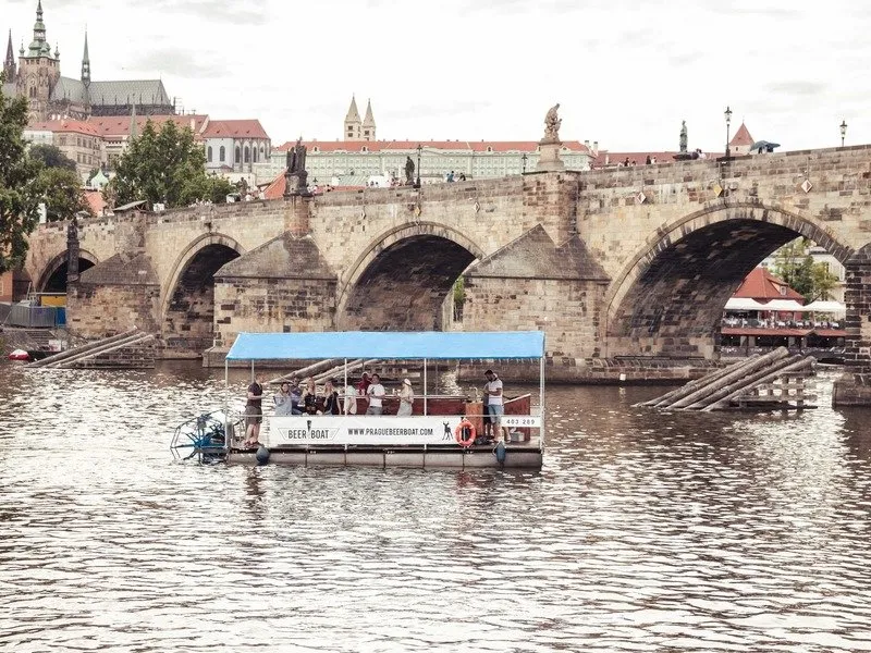 Beerboat: Pivní projížďka šlapadlem na Vltavě