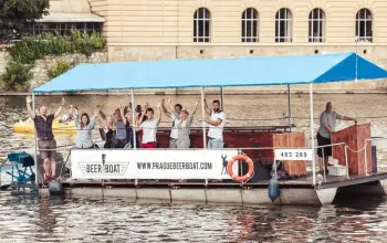 Beerboat: Pivní projížďka šlapadlem na Vltavě