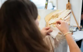 Luxusní brunch s malováním zlatými plátky Luxusní brunch s malováním zlatými plátky – dárek a zážitek