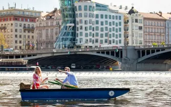 Romantický pobyt v Tančícím domě + piknik na Vltavě Romantický pobyt v Tančícím domě + piknik na Vltavě – dárek a zážitek