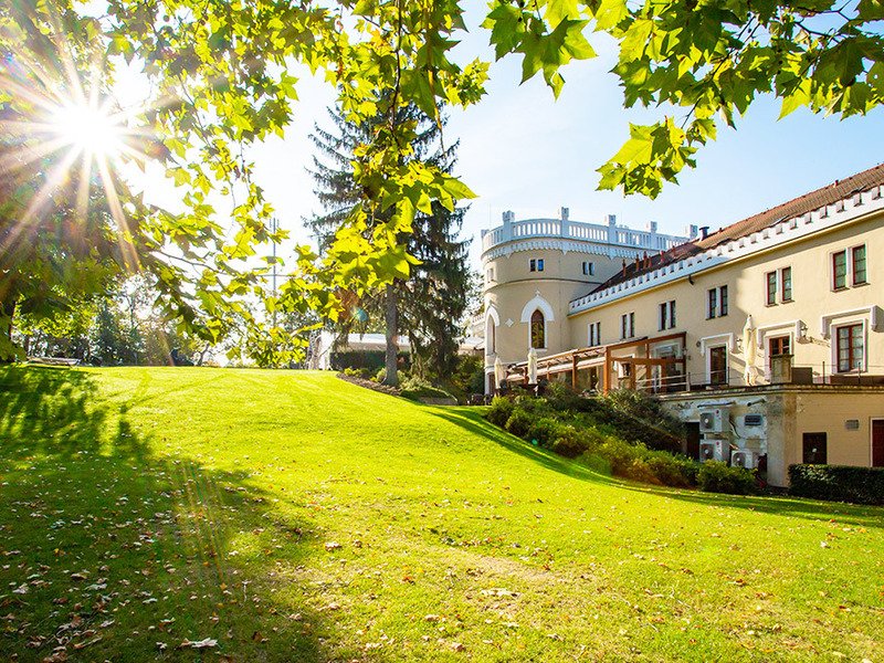 Noc na zámku Chateau St. Havel + 6chodové menu pro 2, Praha