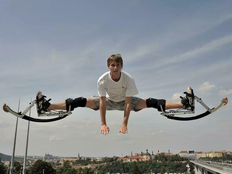 Lekce skákání na skákacích botách A-jump