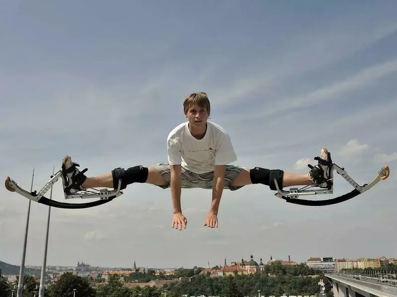 Lekce skákání na skákacích botách A-jump