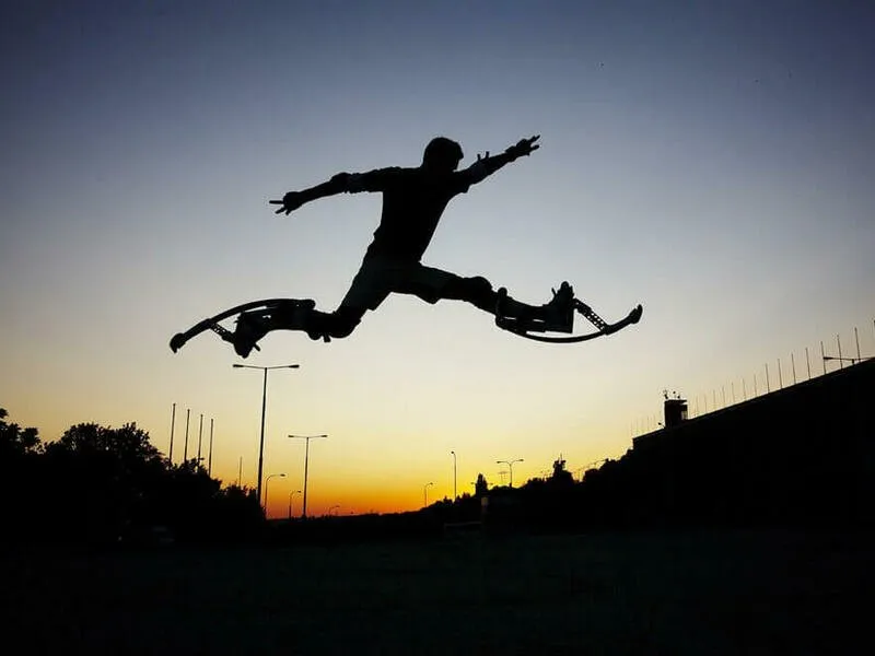 Lekce skákání na skákacích botách A-jump