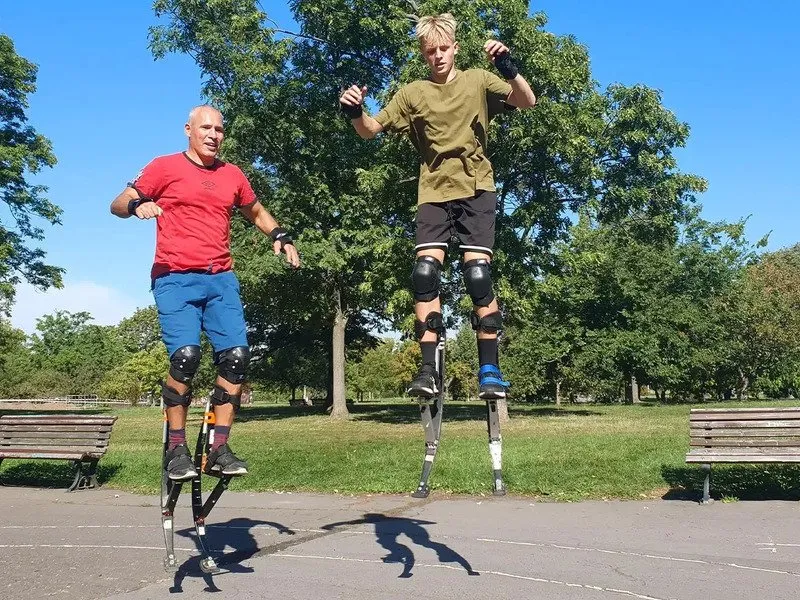 Lekce skákání na skákacích botách A-jump