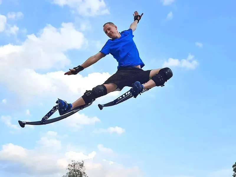 Lekce skákání na skákacích botách A-jump
