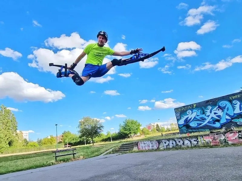 Lekce skákání na skákacích botách A-jump