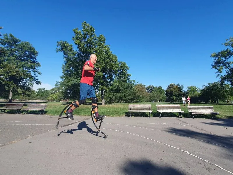Lekce skákání na skákacích botách A-jump