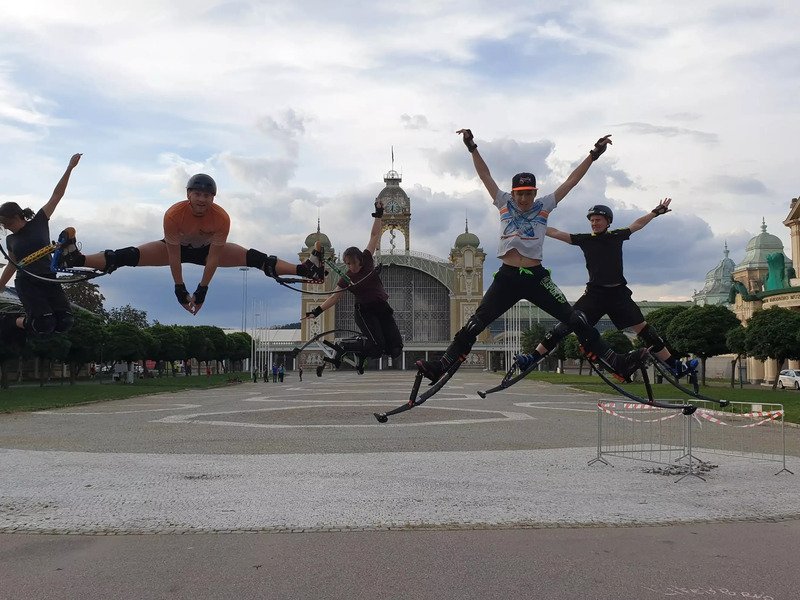 Lekce skákání na skákacích botách A-jump