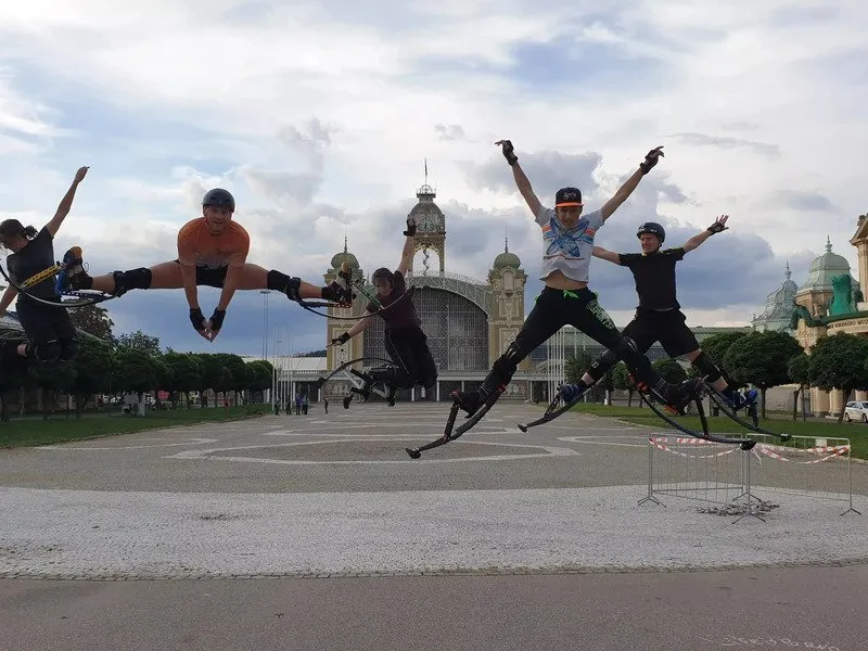 Lekce skákání na skákacích botách A-jump