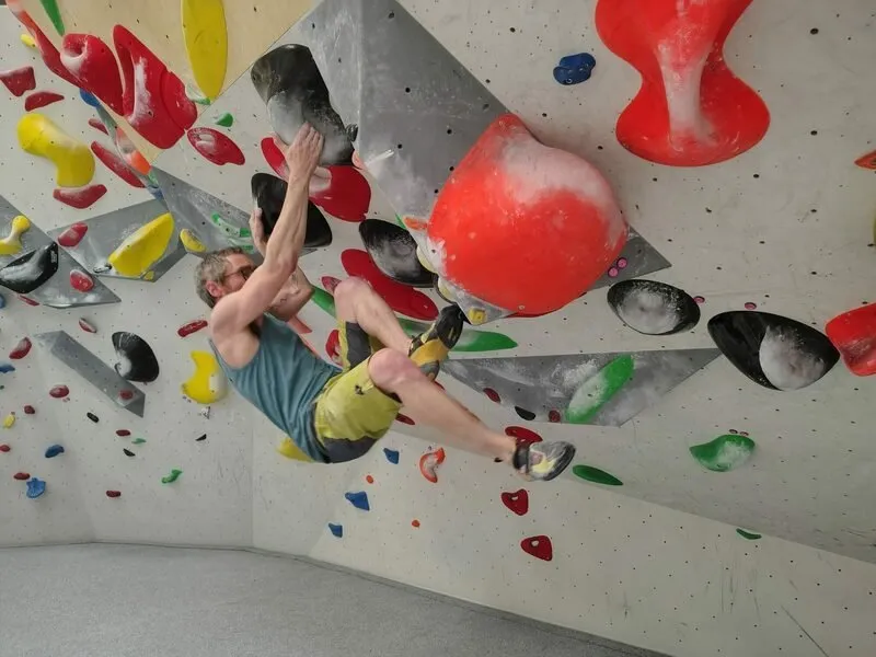 Kurz boulderingu na umělé stěně
