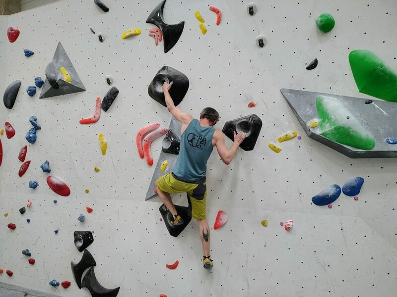 Kurz boulderingu na umělé stěně