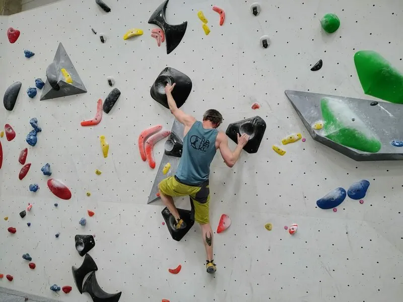 Kurz boulderingu na umělé stěně