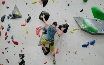 Kurz boulderingu na umělé stěně
