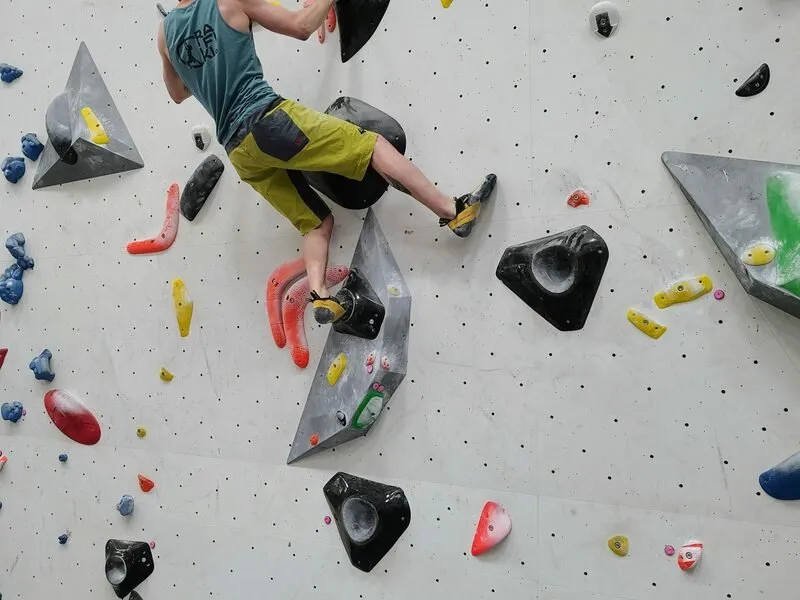 Kurz boulderingu na umělé stěně