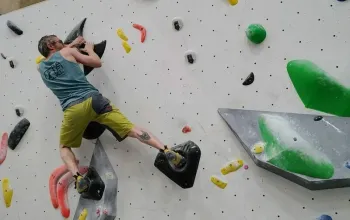Kurz boulderingu na umělé stěně