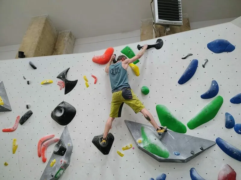 Kurz boulderingu na umělé stěně