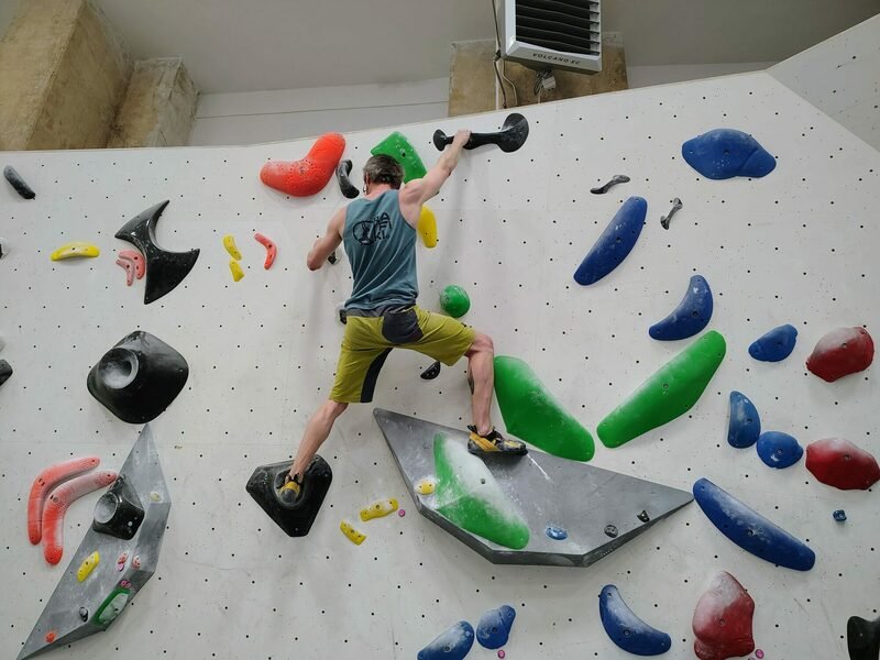 Kurz boulderingu na umělé stěně