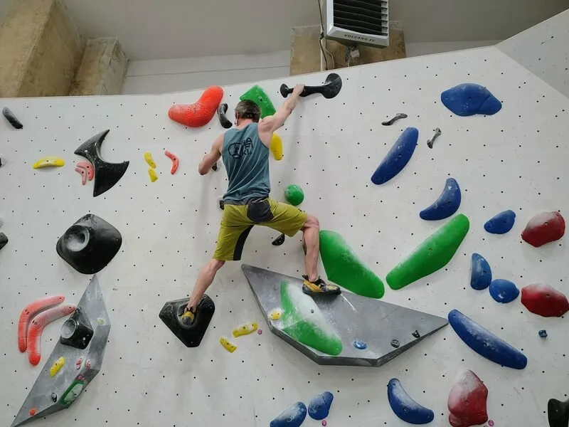 Kurz boulderingu na umělé stěně
