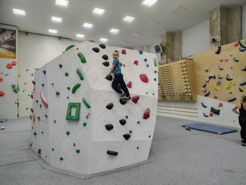 Kurz boulderingu na umělé stěně