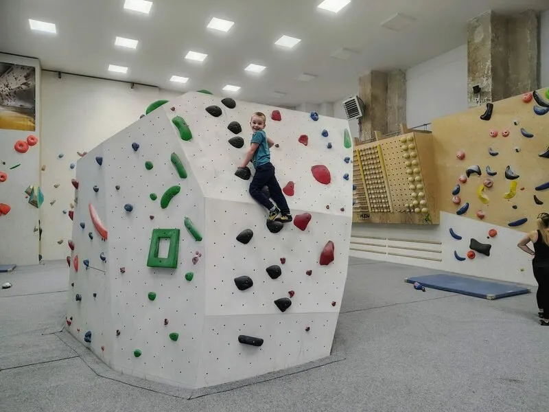 Kurz boulderingu na umělé stěně