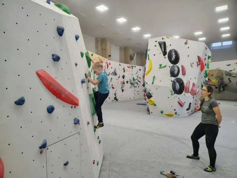 Kurz boulderingu na umělé stěně