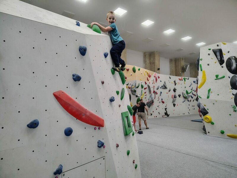 Kurz boulderingu na umělé stěně