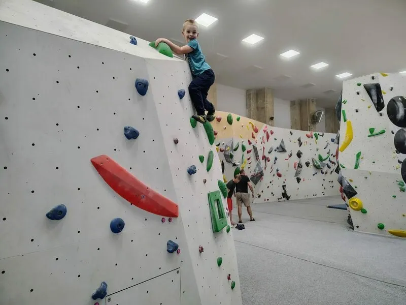 Kurz boulderingu na umělé stěně