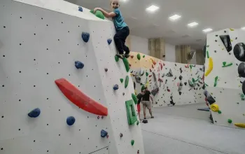 Kurz boulderingu na umělé stěně