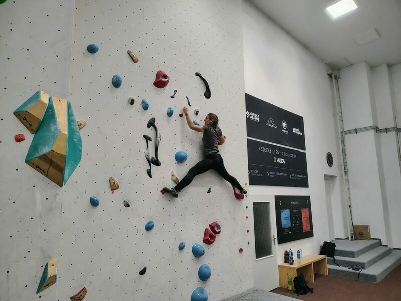Kurz boulderingu na umělé stěně