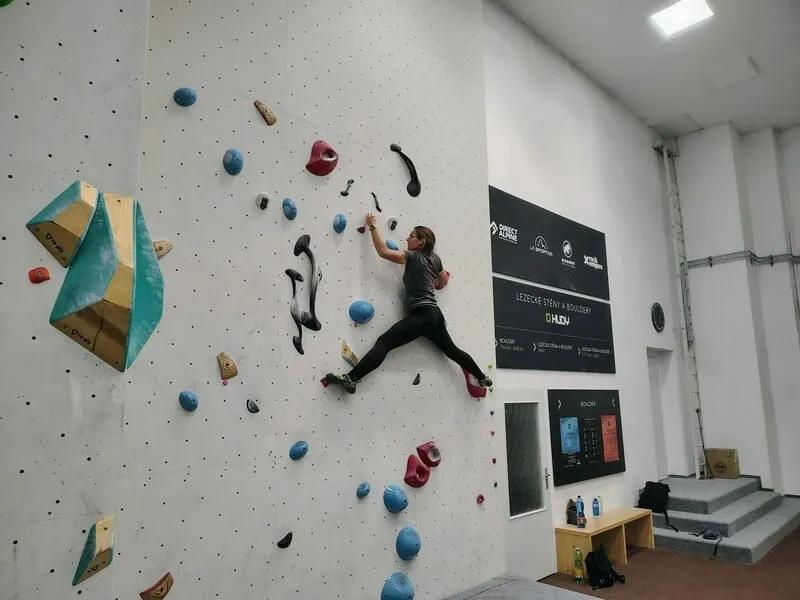 Kurz boulderingu na umělé stěně