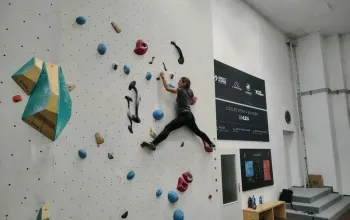 Kurz boulderingu na umělé stěně