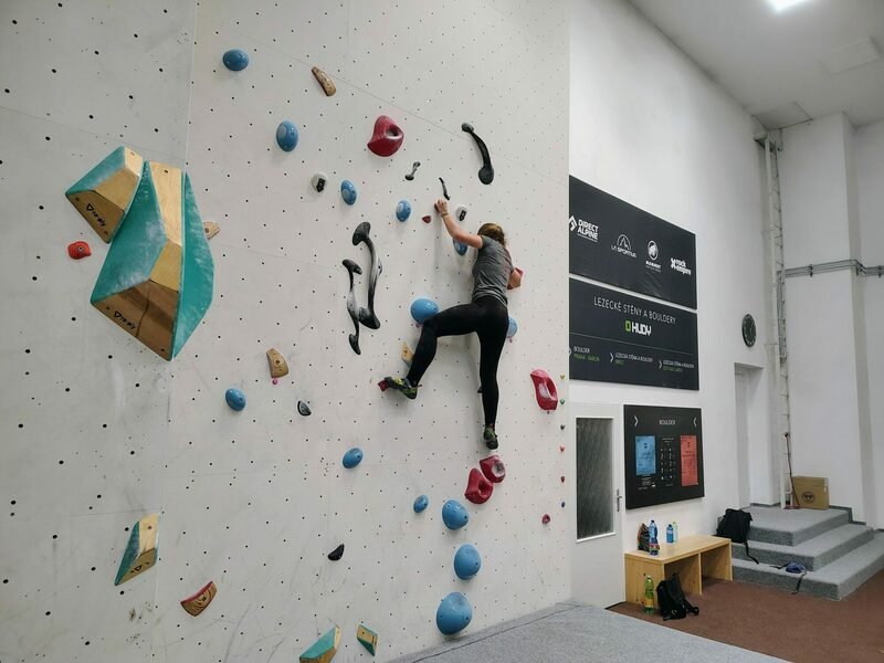 Kurz boulderingu na umělé stěně