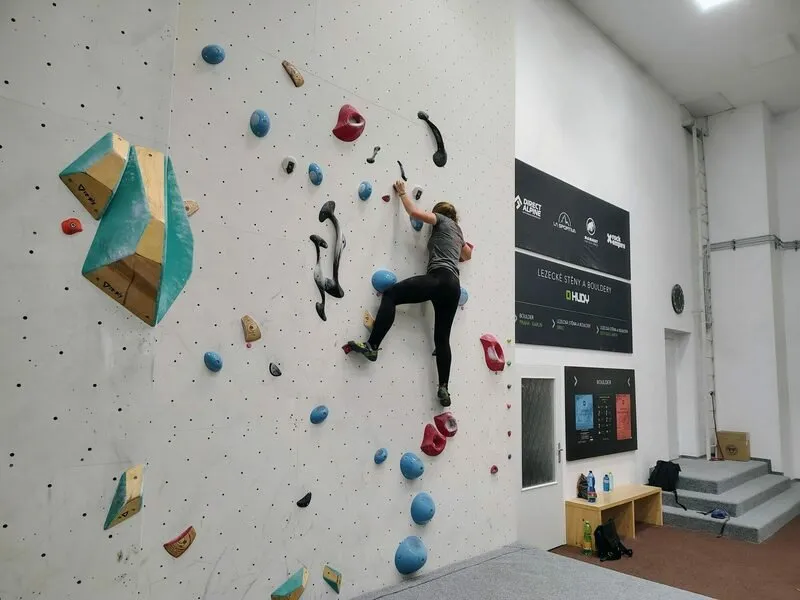 Kurz boulderingu na umělé stěně