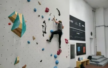 Kurz boulderingu na umělé stěně