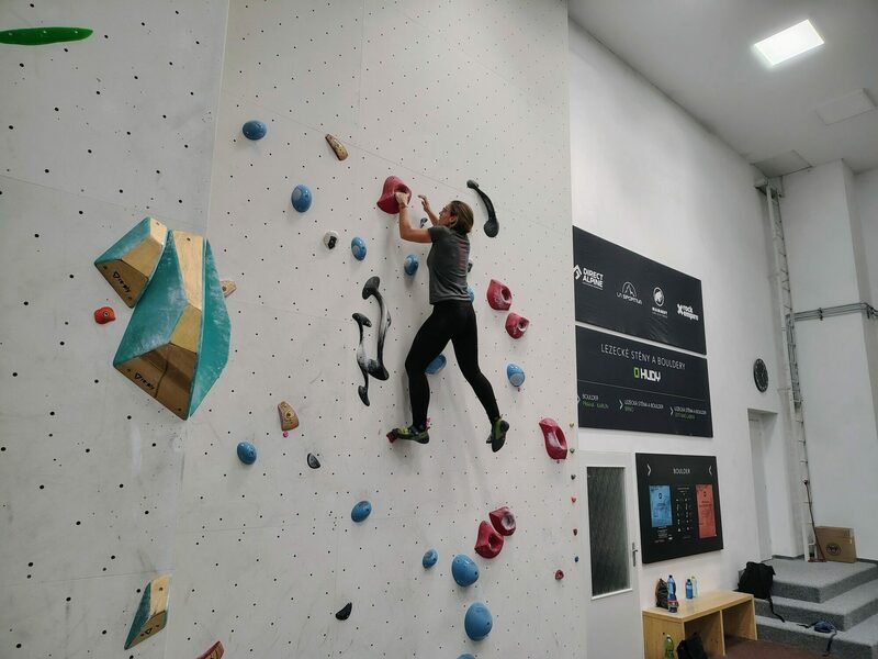 Kurz boulderingu na umělé stěně