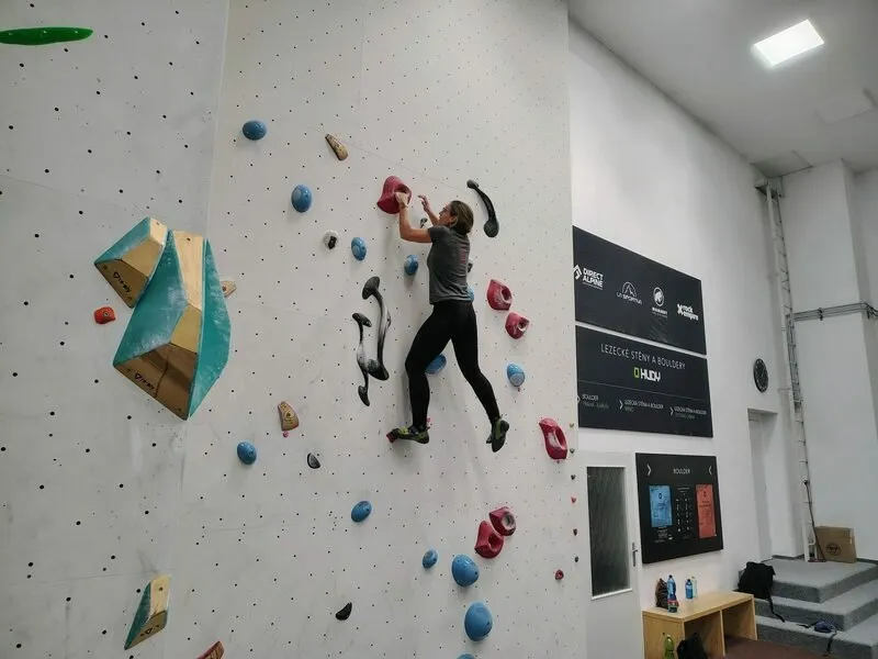 Kurz boulderingu na umělé stěně
