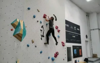 Kurz boulderingu na umělé stěně