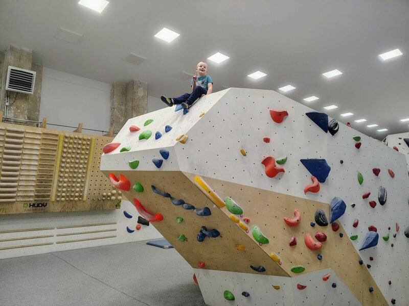 Kurz boulderingu na umělé stěně