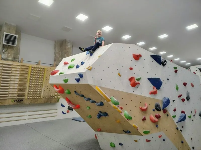 Kurz boulderingu na umělé stěně